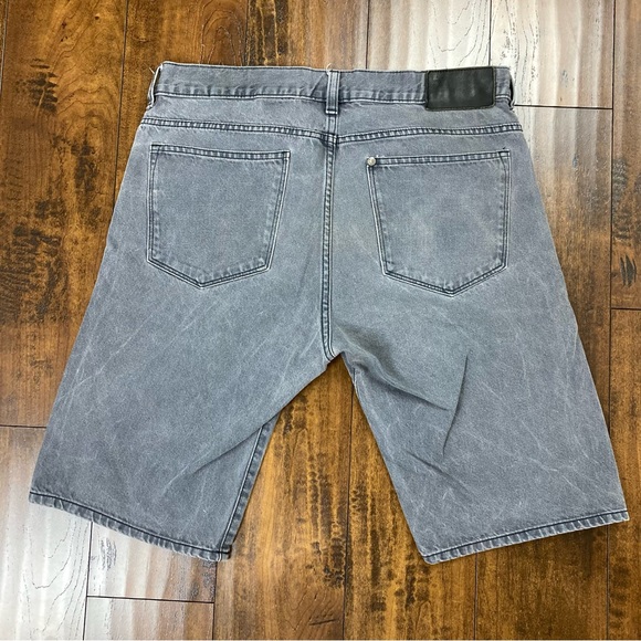 H&M Men’s Shorts Gray &Denim Bermuda Button Fly Size 32 - Picture 9 of 10